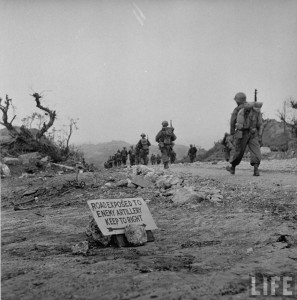 Marines américain durant la bataille d'Okinawa dans les iles Ryukyu en 1945