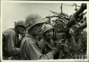 Marines américains durant la bataille d'okinawa en 1945