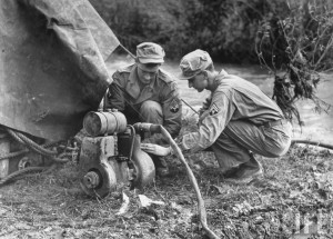 Soldat genie US pompe eau 1944 Italie par Margaret Bourke White