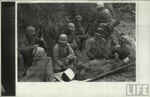 Soldats US durant la bataille des iles d'okinawa par Eugene Smith pour LIFE
