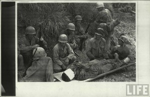 Soldats US durant la bataille des iles d'okinawa par Eugene Smith pour LIFE