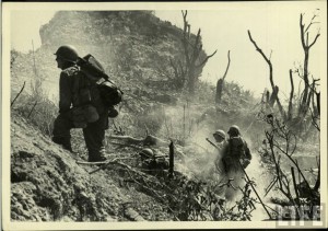 Soldats US durant l'assault des Iles d'okinawa en 1945