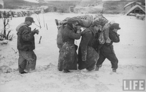 Transport de mort américain par des prisonniers allemands février 1944 à bastogne