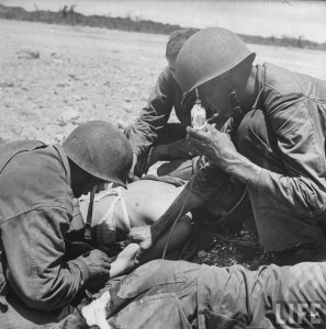 premier soin bataille guam 1944 par Eugene Smith