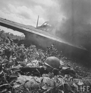 soldat us couvert carcasse avion guam 1944 par Eugene Smith