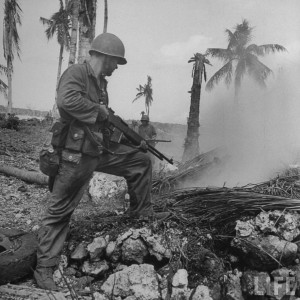 soldat us inspecte trou d'homme bataille guam 1944 par Eugene Smith