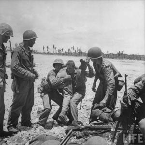 transfert blesse bataille guam 1944 par Eugene Smith