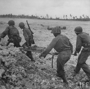 transport blesse soldat us bataille guam 1944 par Eugene Smith